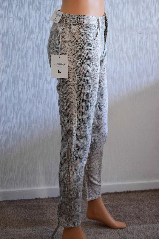 Pantalon femme Newplay – Imprimé serpent beige/gris