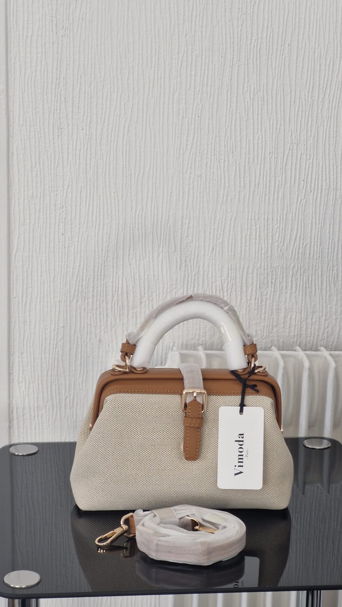 Sac bandoulière rigide en toile beige tressée et cuir