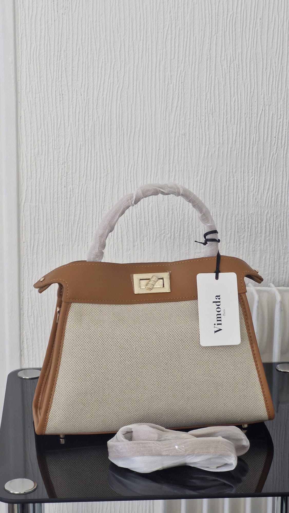 Sac bandoulière en toile tressée beige et détails similicuir noir