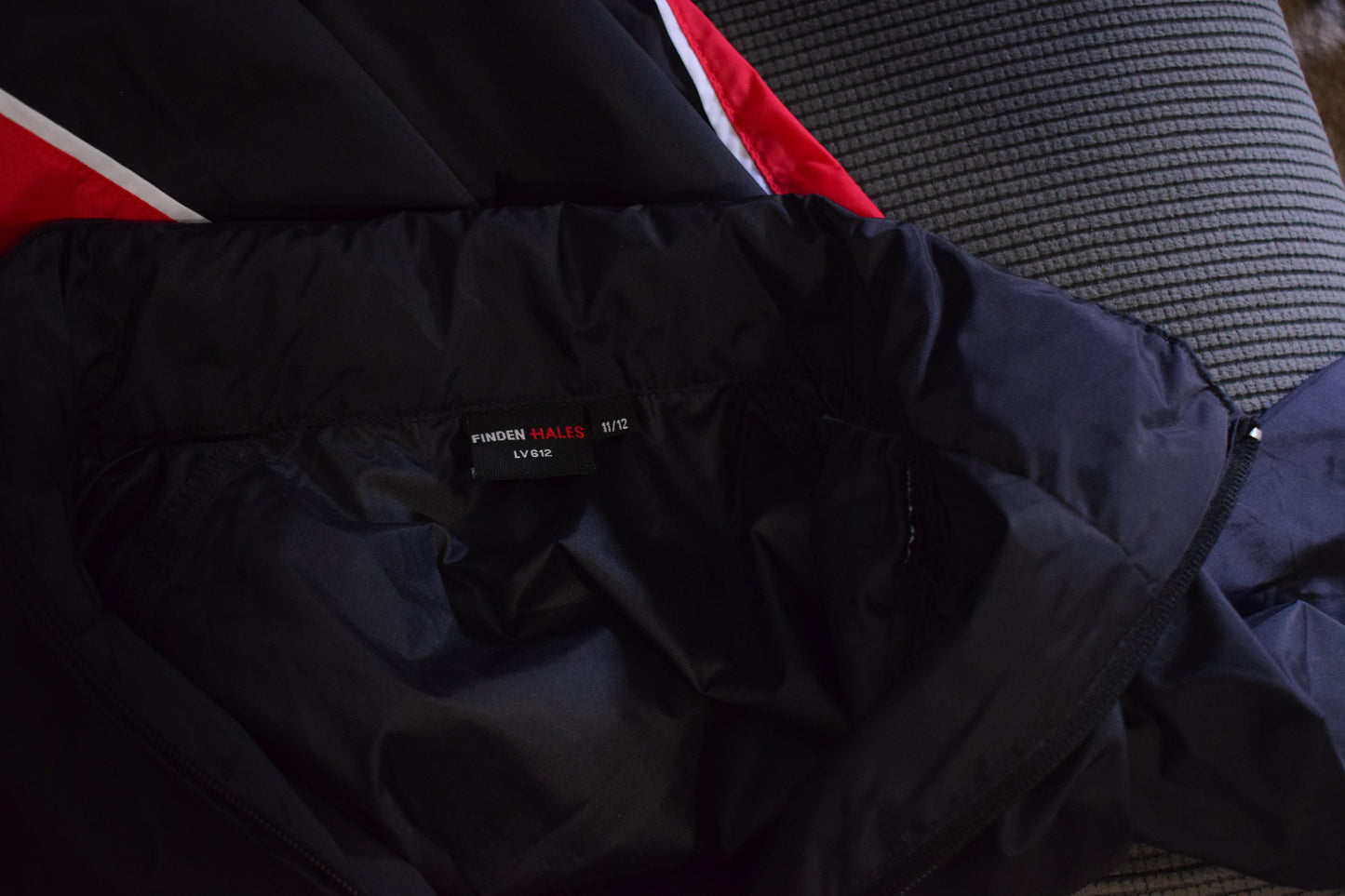 Veste Coupe-Vent de Sport Bicolore Noir et Rouge 11 -12 Ans