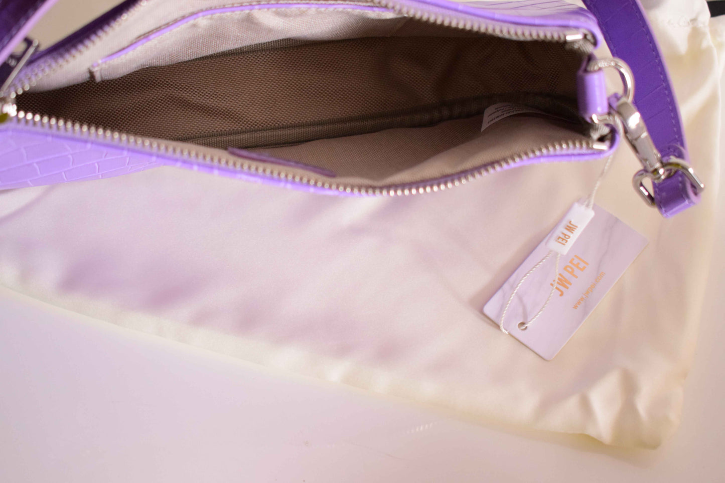 Sac porté épaule JW PEI Croco Lavande – Élégance Contemporaine Violet pastel