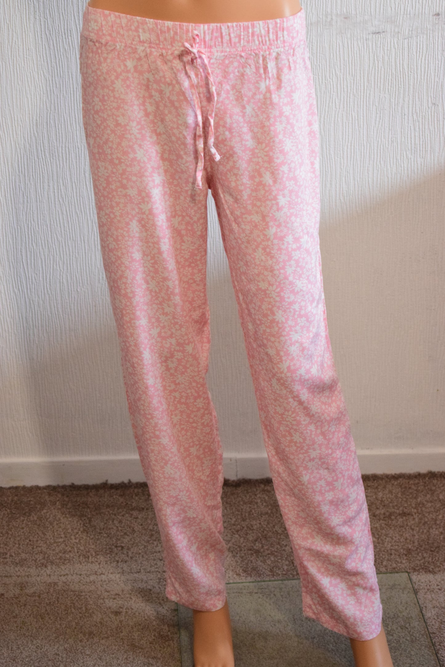 Pantalon Oronero fluide bleu à imprimé floral blanc