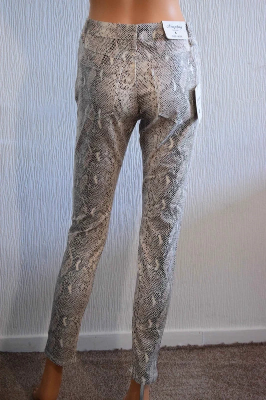 Pantalon femme Newplay – Imprimé serpent beige/gris