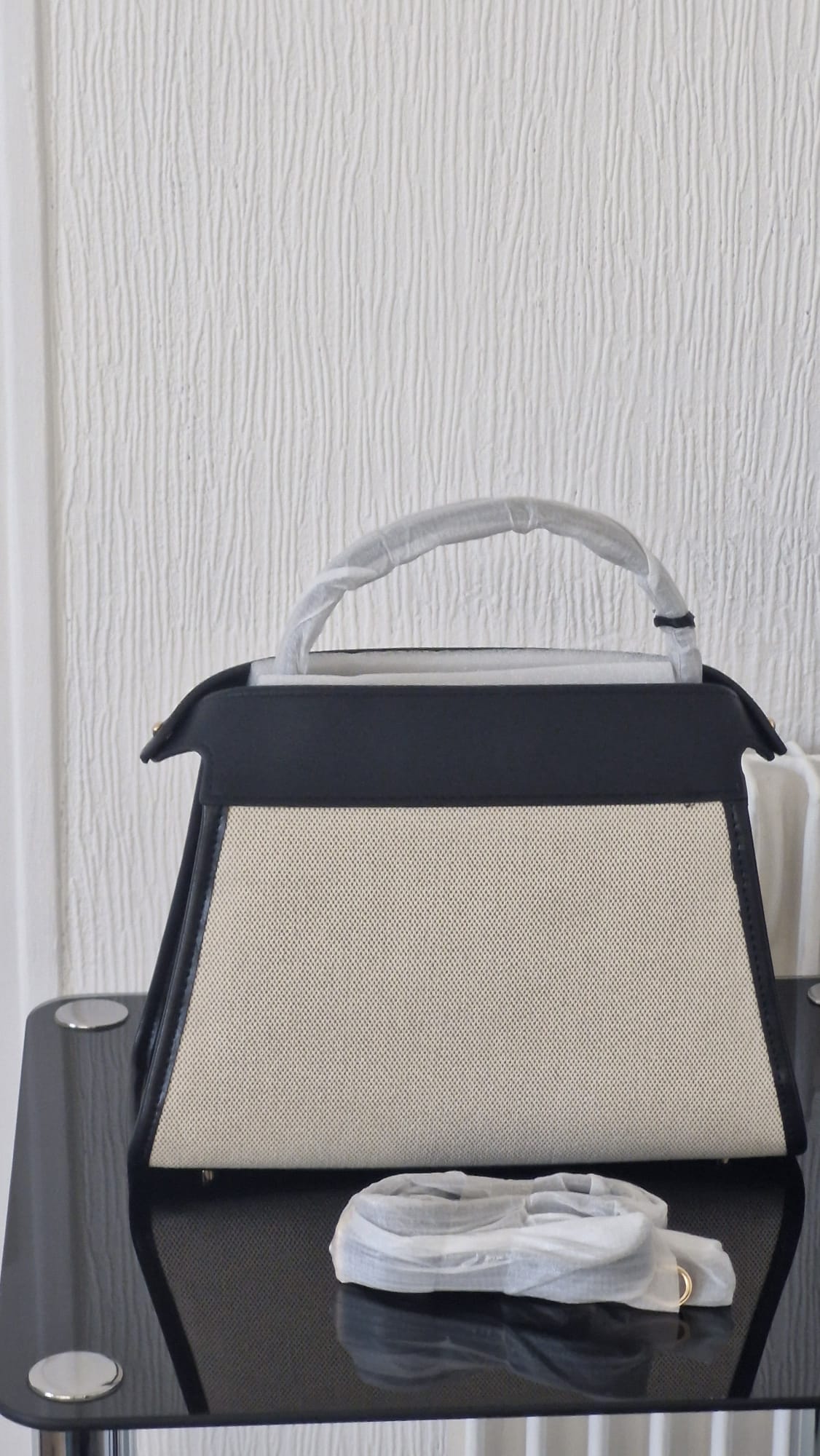 Sac bandoulière en toile tressée beige et détails similicuir noir