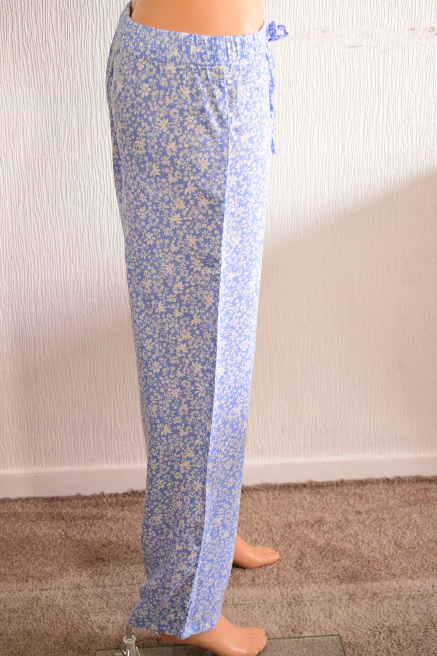 Pantalon Oronero fluide bleu à imprimé floral blanc