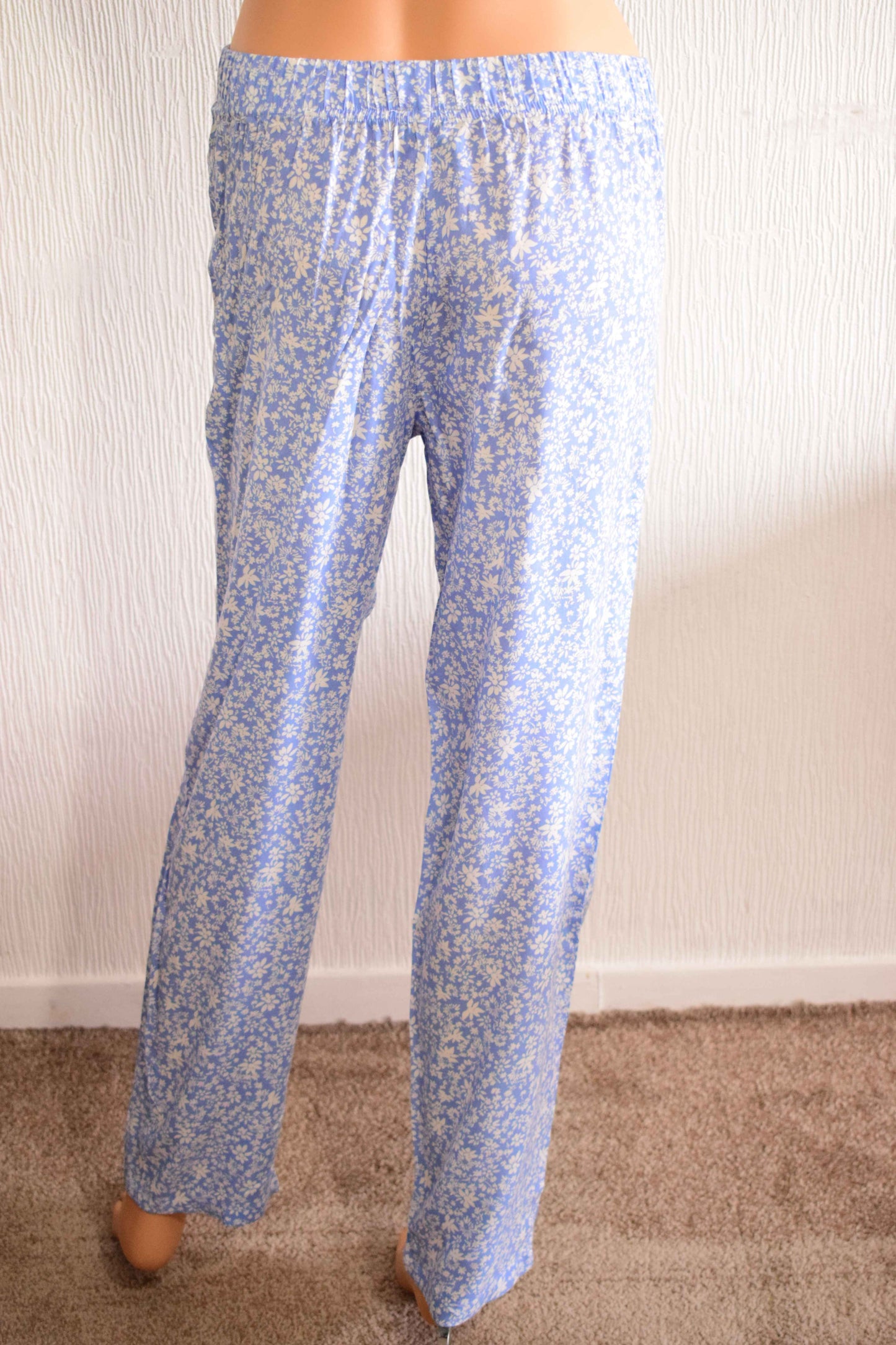 Pantalon Oronero fluide bleu à imprimé floral blanc