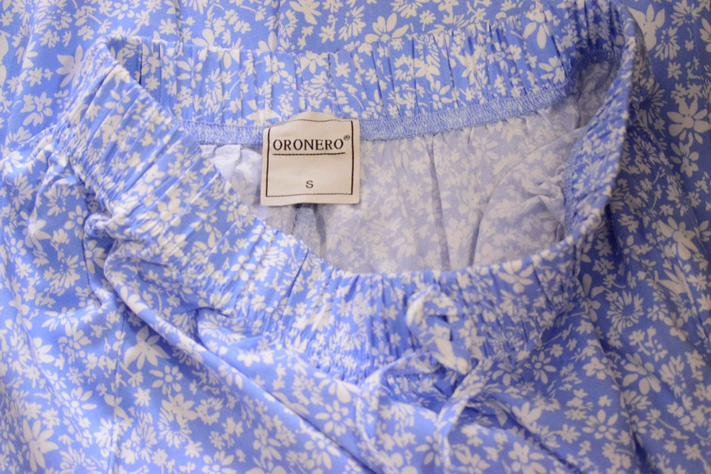 Pantalon Oronero fluide bleu à imprimé floral blanc