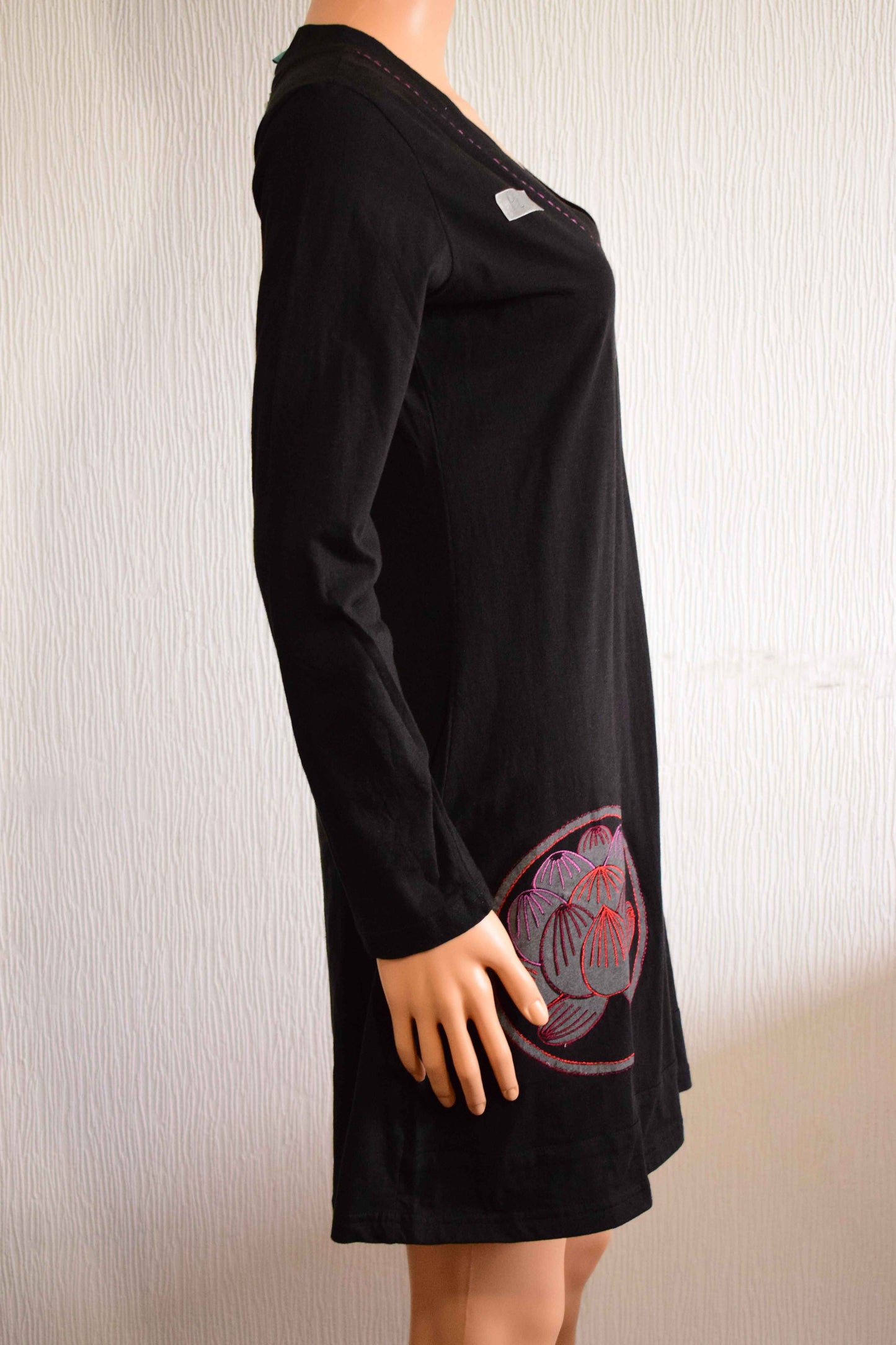 Robe noire franima à manches longues et col V avec broderie florale L
