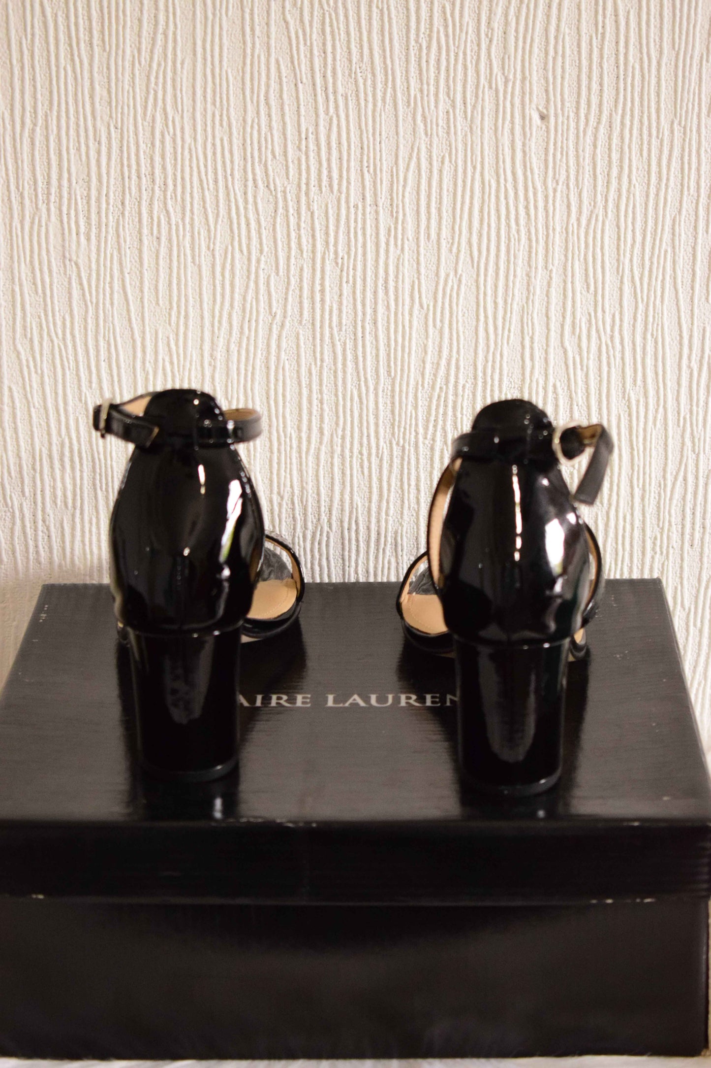 Sandales à Talon Carré en Cuir Verni Noir & Brides Croisées – Claire Laurent 38