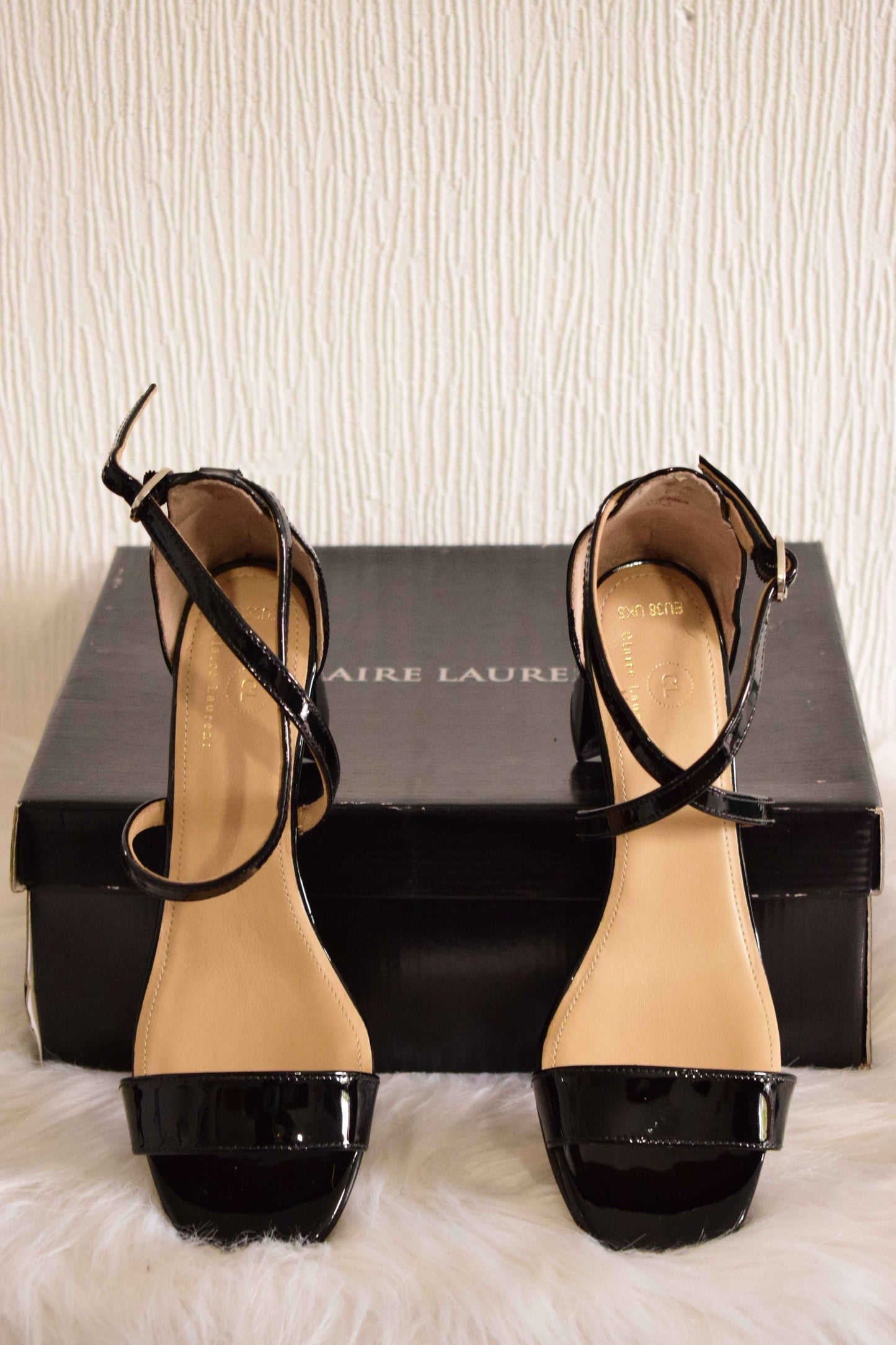 Sandales à Talon Carré en Cuir Verni Noir & Brides Croisées – Claire Laurent 38