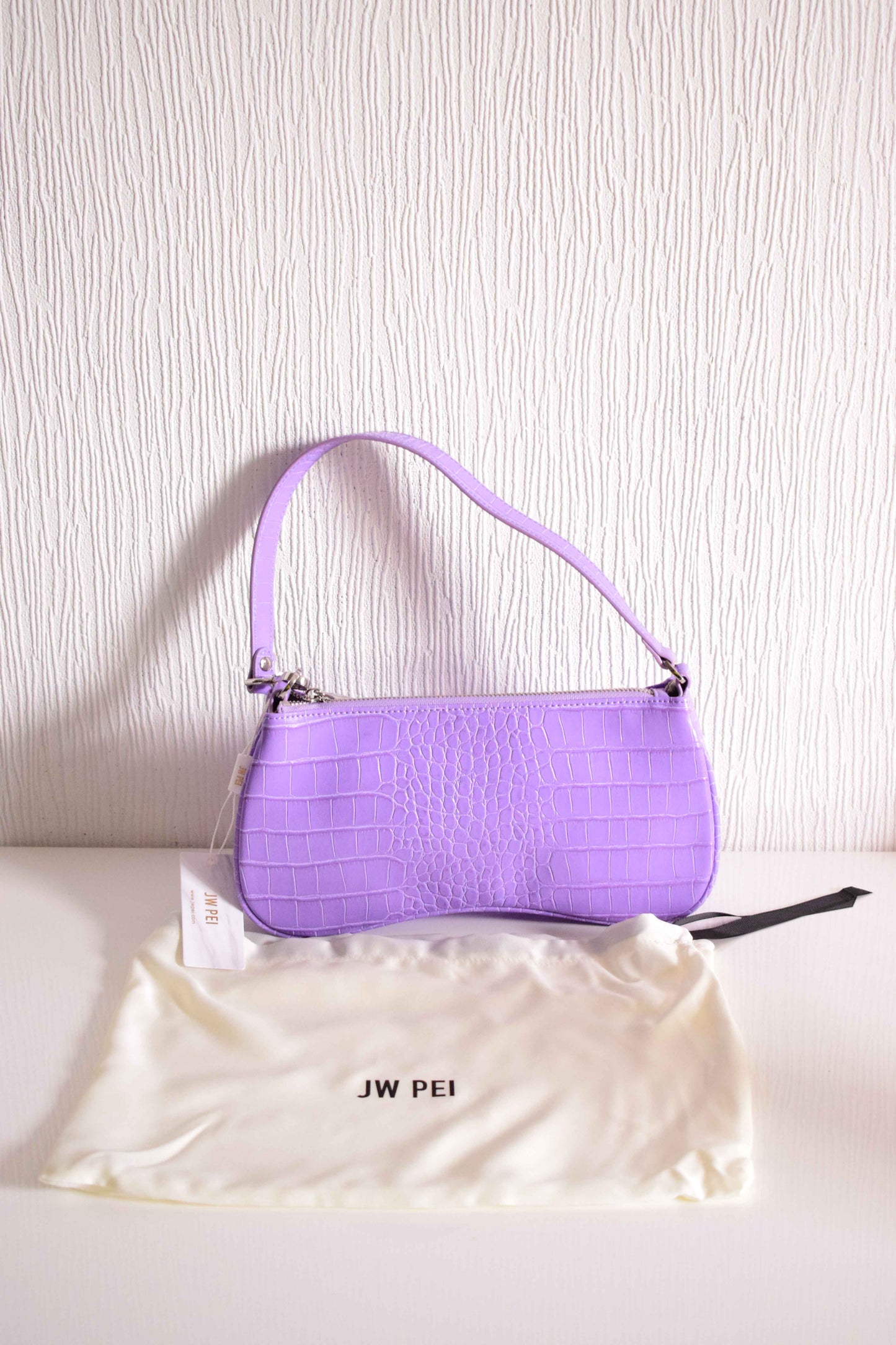 Sac porté épaule JW PEI Croco Lavande – Élégance Contemporaine Violet pastel
