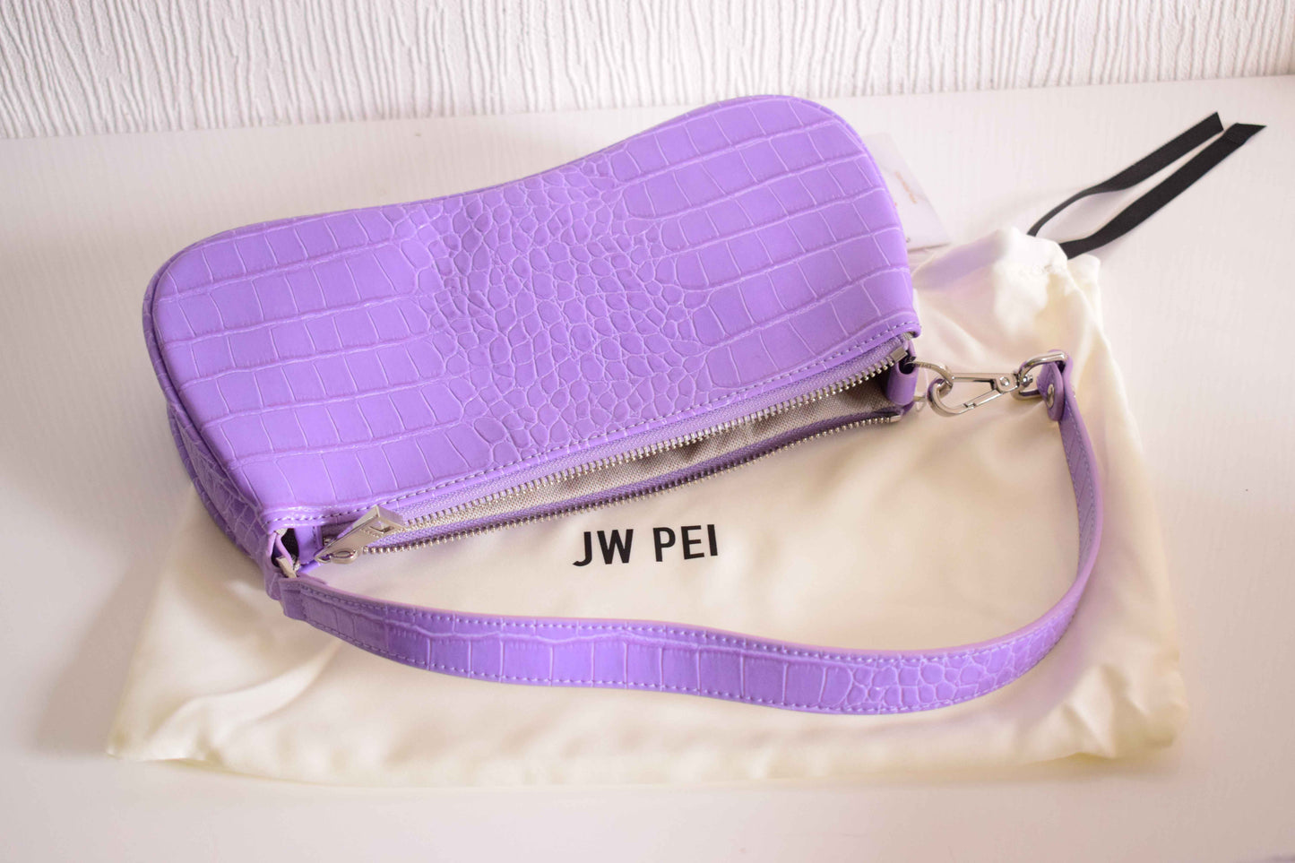Sac porté épaule JW PEI Croco Lavande – Élégance Contemporaine Violet pastel