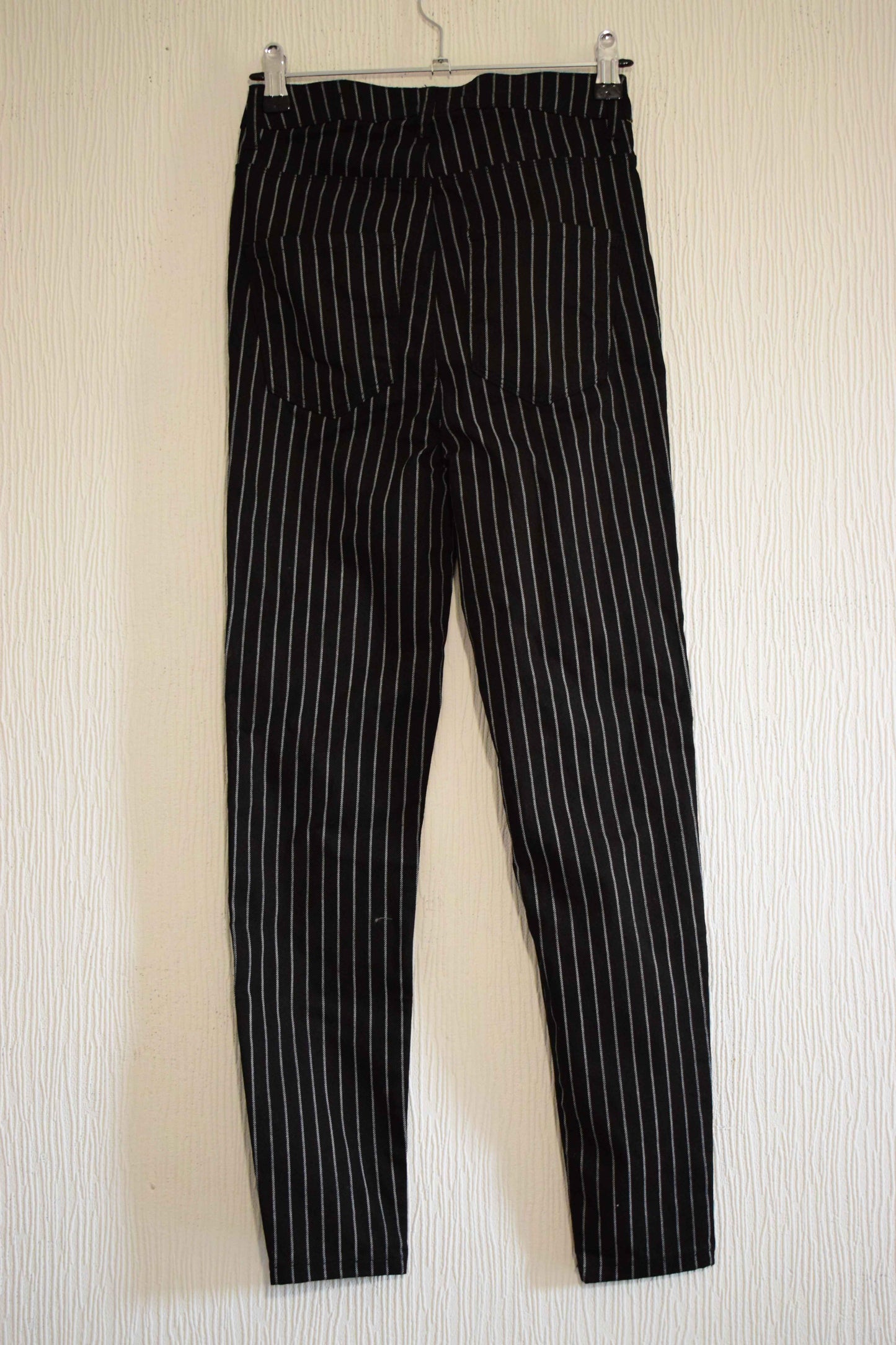 Pantalon slim stretch noir à fines rayures blanches – Taille 34
