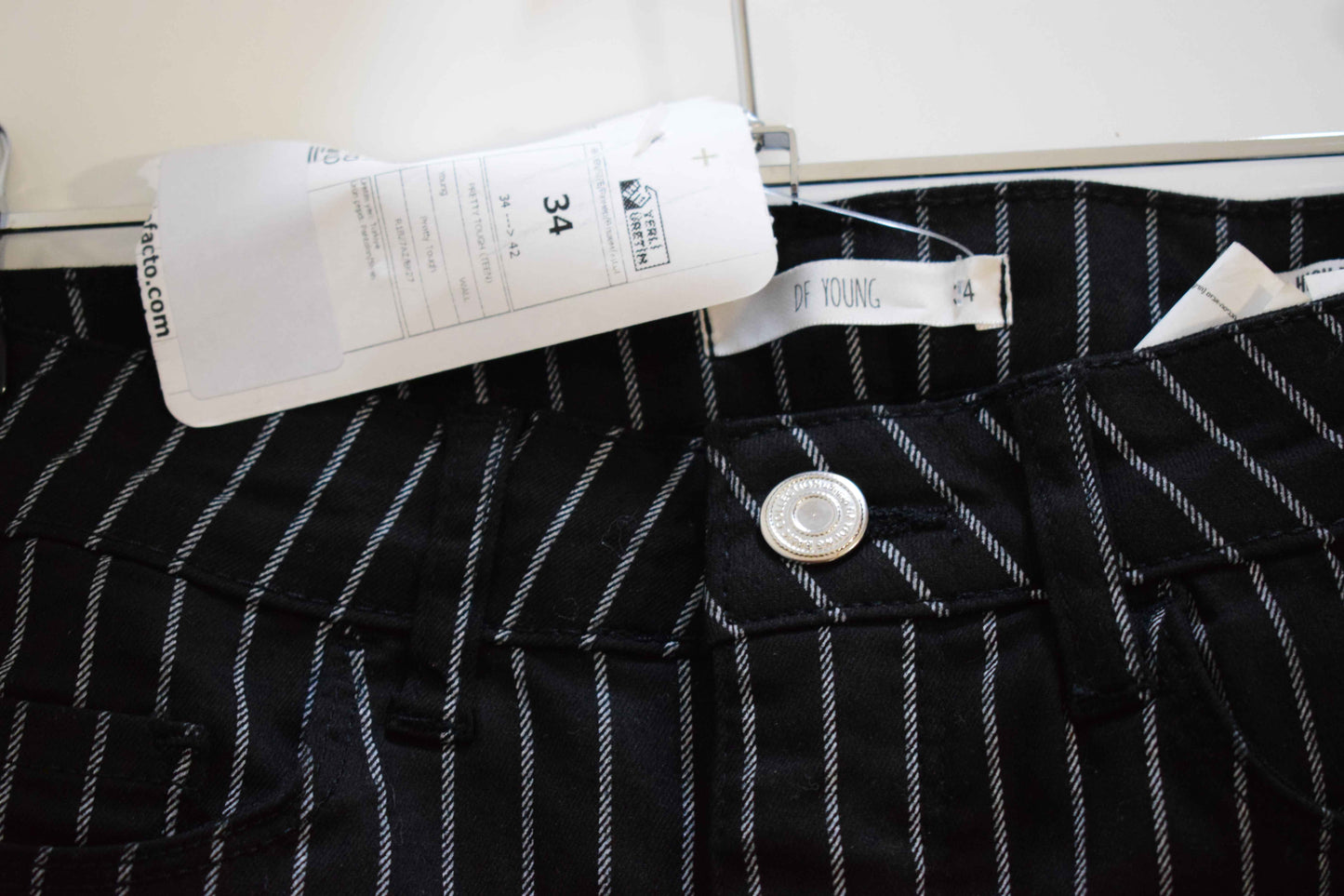 Pantalon slim stretch noir à fines rayures blanches – Taille 34