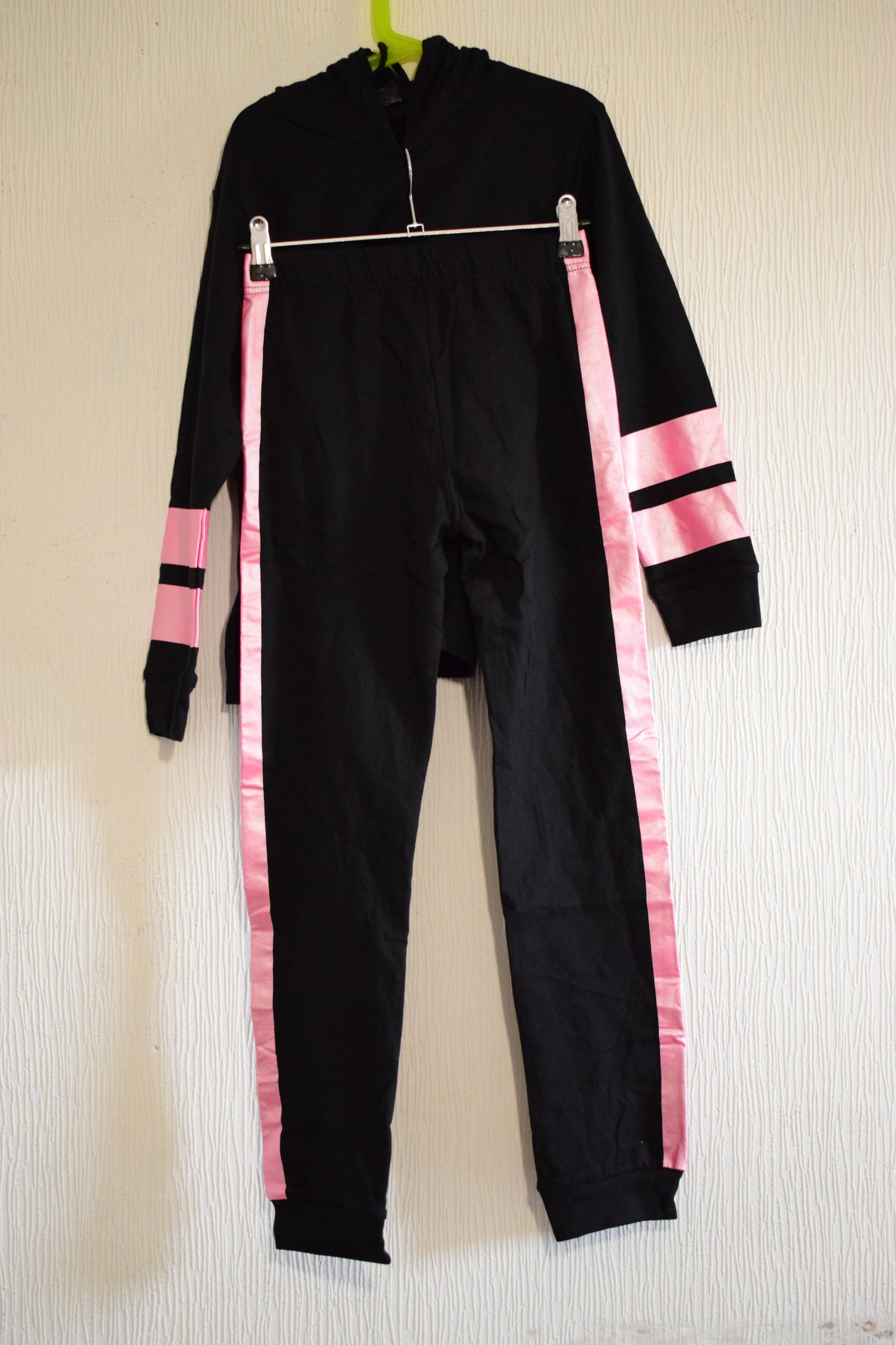 Ensemble de jogging noir et bandes satinées rose fuchsia avec sweat à capuche enfants 9-10 Ans