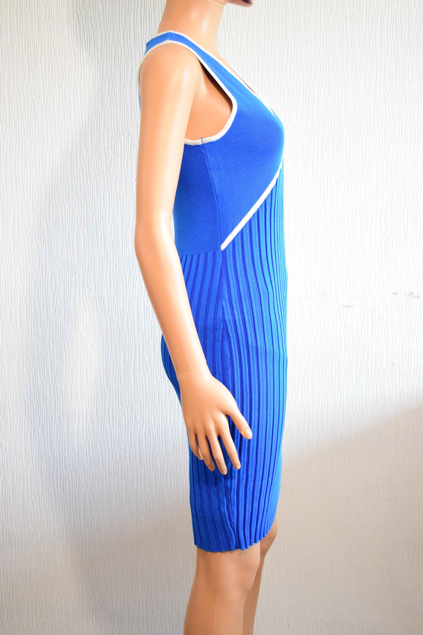 Robe moulante sans manches bleue avec détails blancs T.U