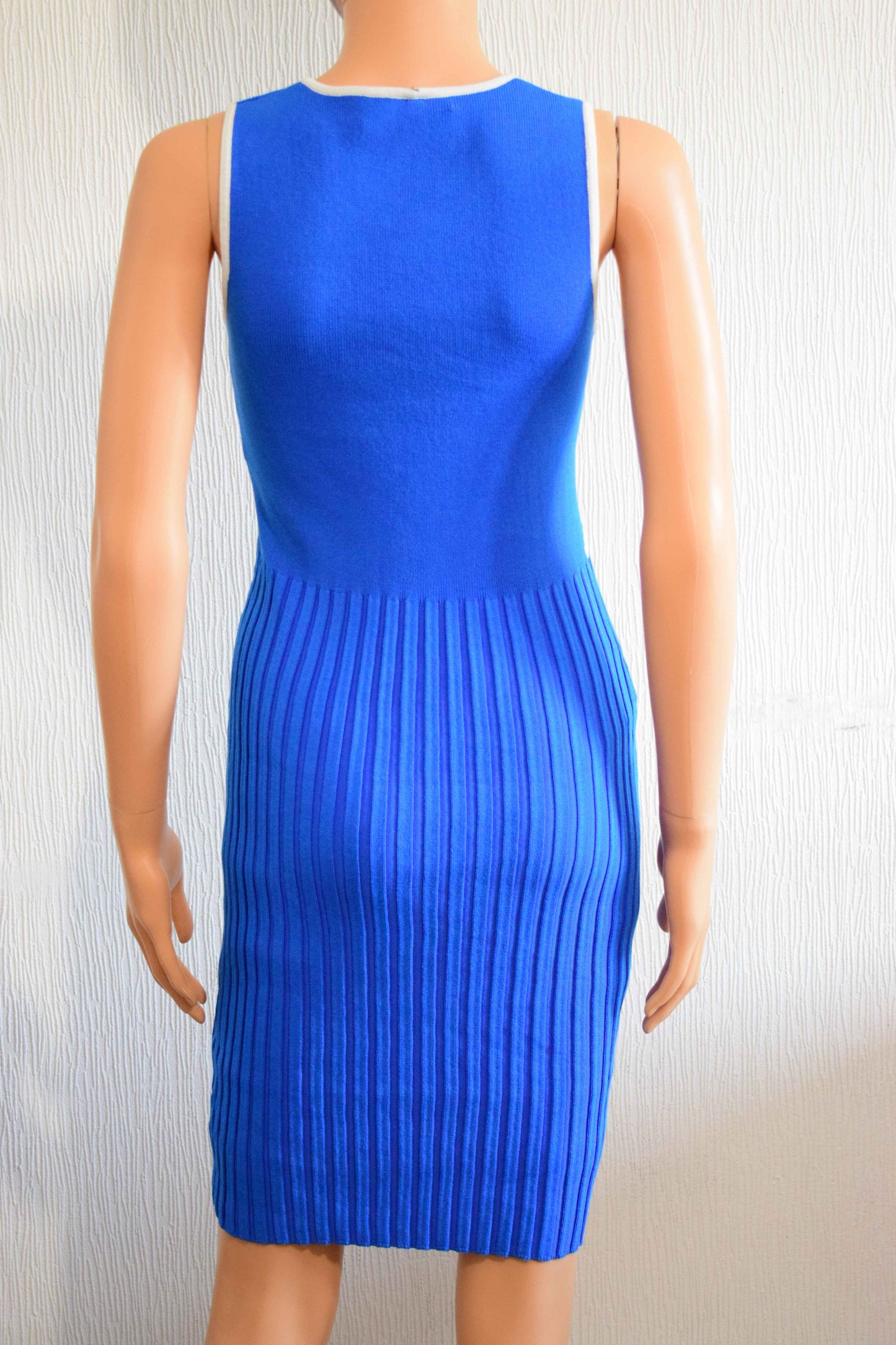 Robe moulante sans manches bleue avec détails blancs T.U