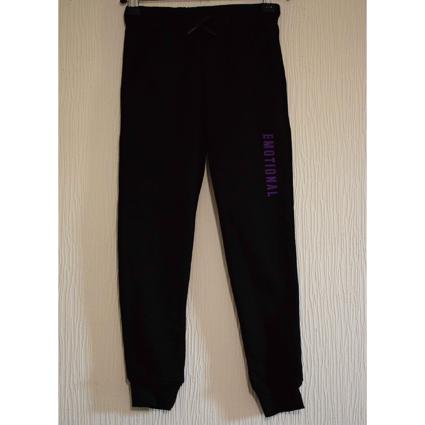 Pantalon de jogging enfant noir avec inscription "emotion" violette 5 ans