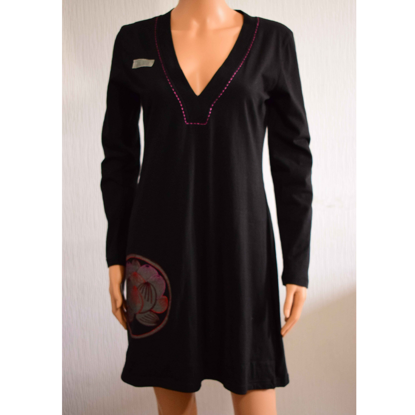 Robe noire franima à manches longues et col V avec broderie florale L