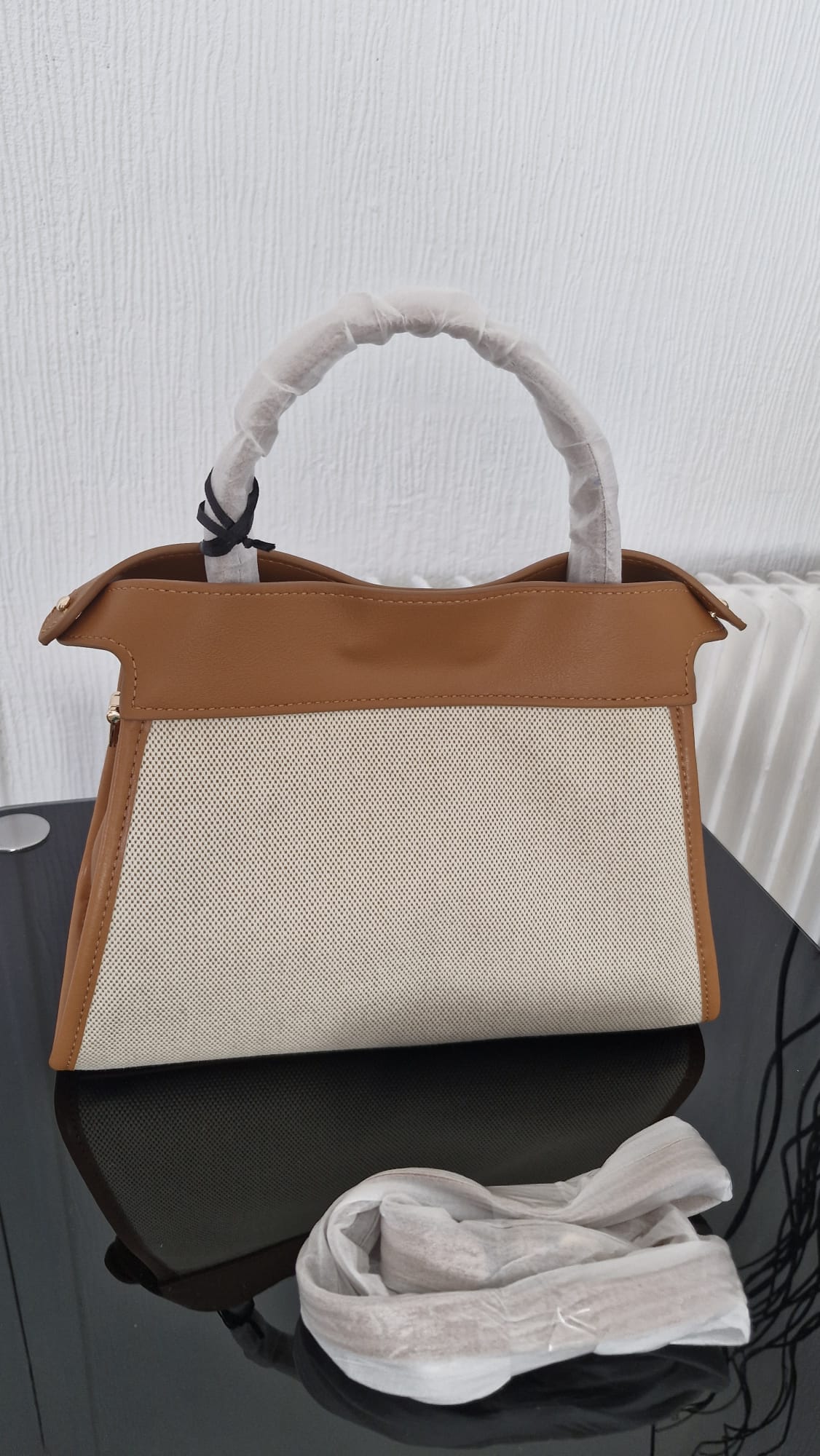 Sac bandoulière en toile tressée beige et détails similicuir noir