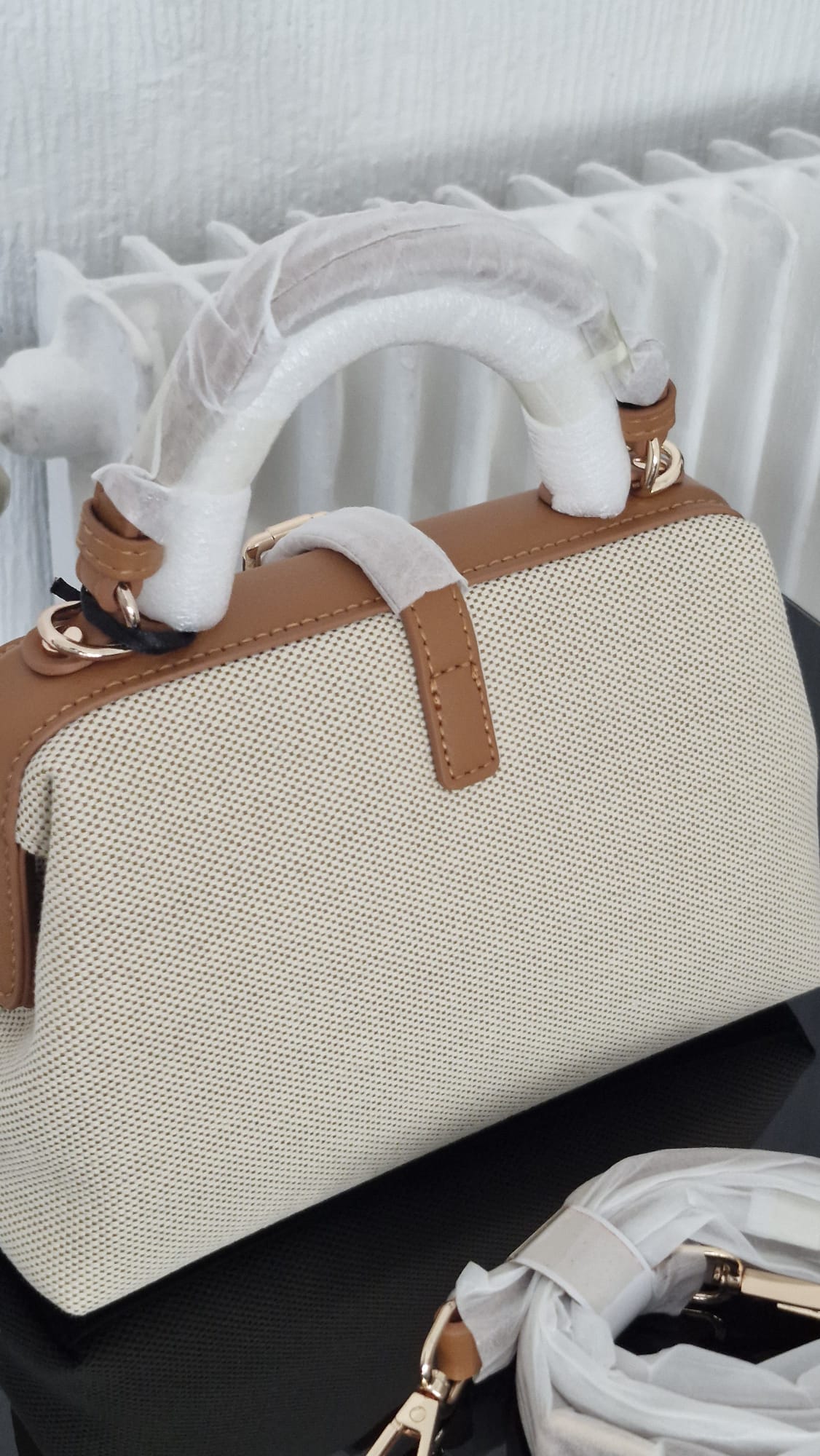 Sac bandoulière rigide en toile beige tressée et cuir