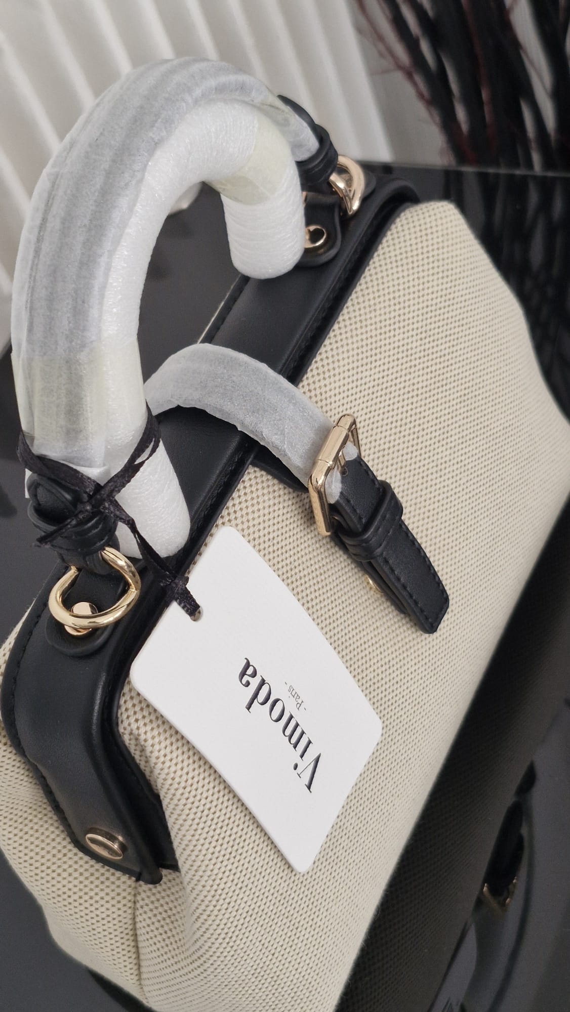 Sac bandoulière rigide en toile beige tressée et cuir